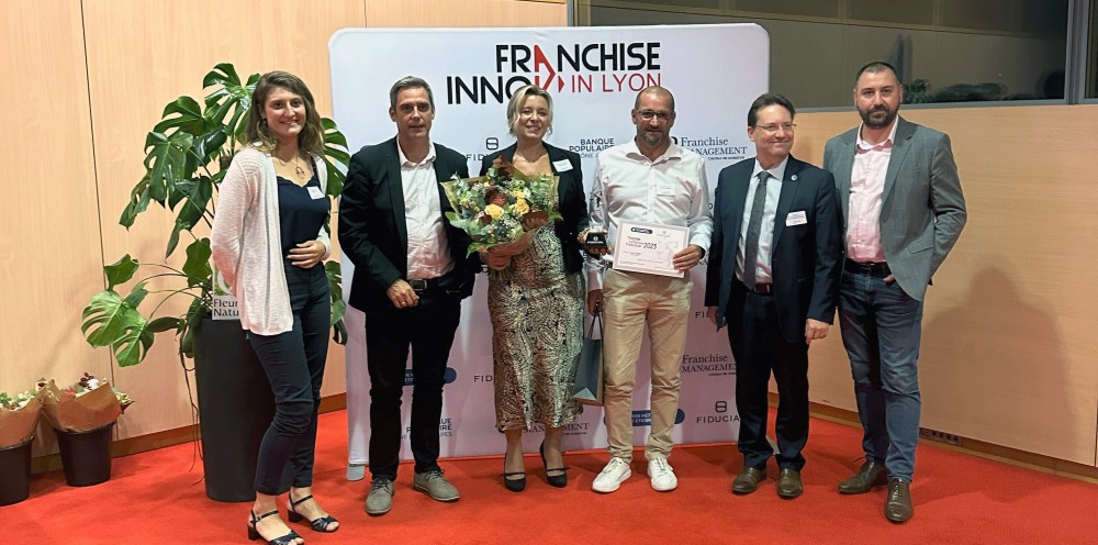 15ème édition Du Forum Franchise : Emmanuelle Et Franck L’Hermet, Franchisés Vie & Véranda à Valence Depuis 1997, Récompensés D’un Trophée