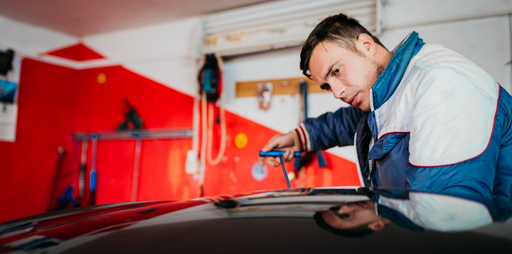 Débosselage sans peinture à domicile - Débosseleur Carrosserie